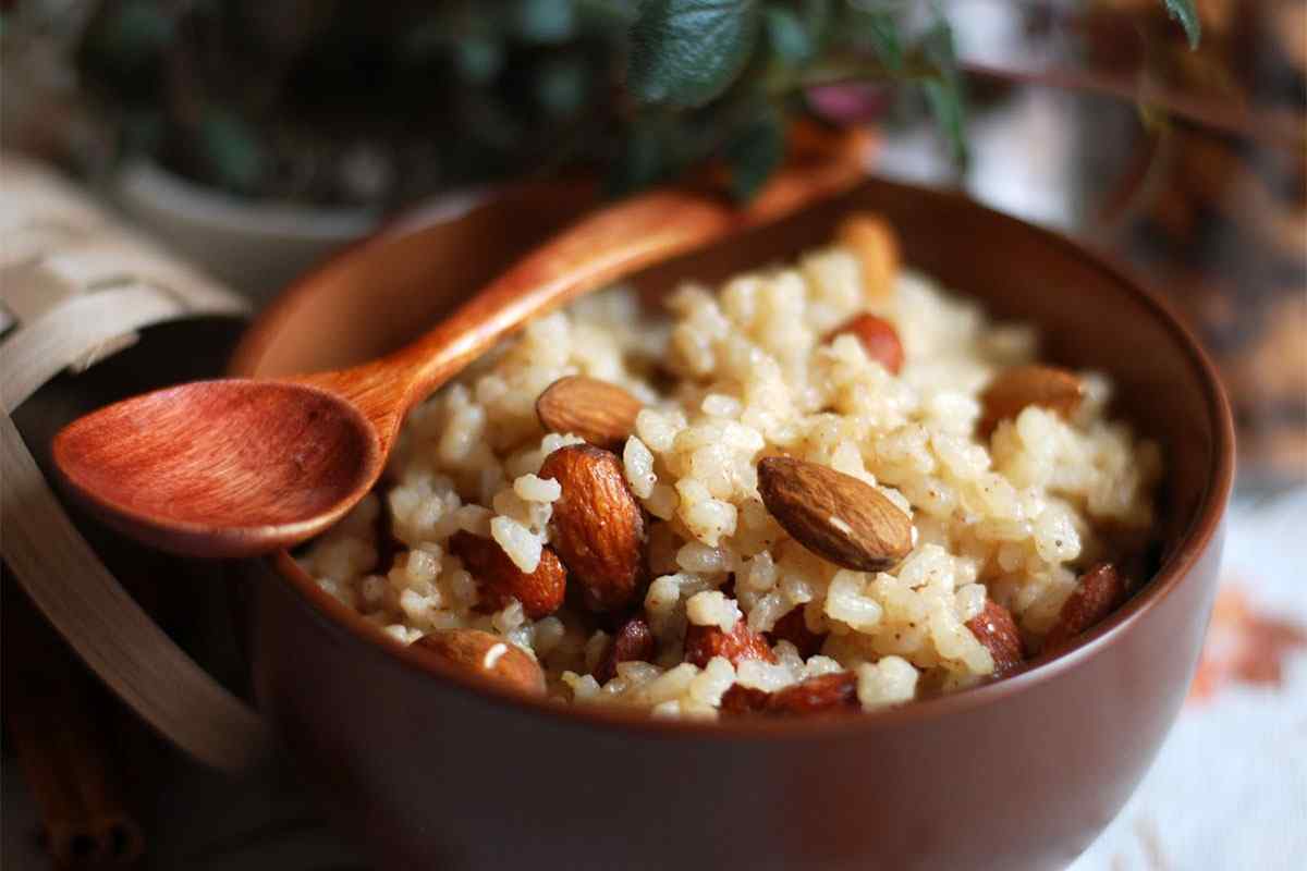 Як приготувати рис з в 'яленою журавлиною, мигдалем і фісташками?