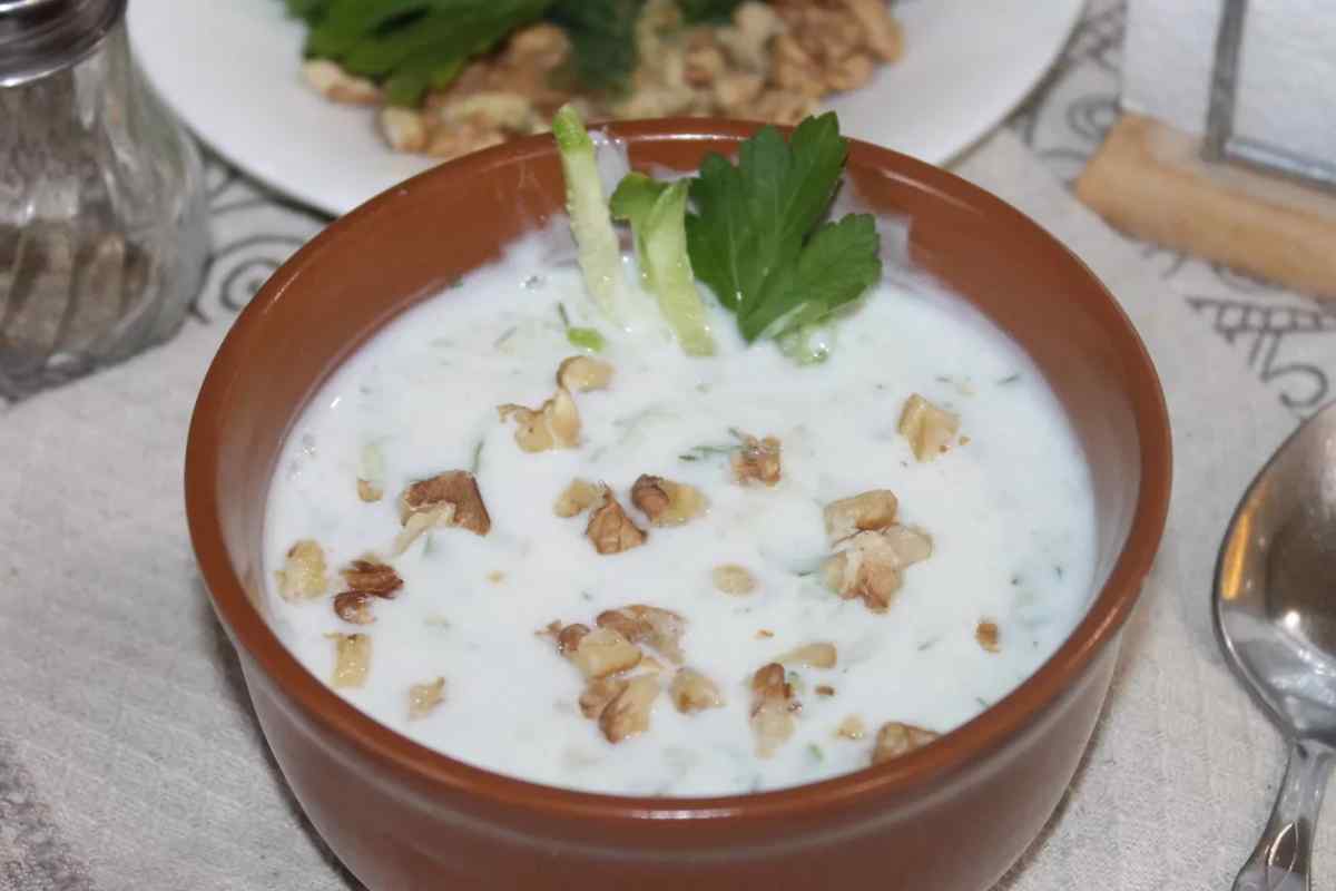 Болгарський холодний суп "" Таратор "