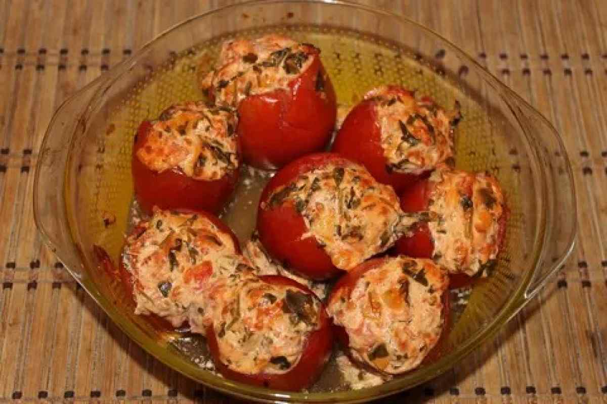 Прості фаршировані помідори з куркою
