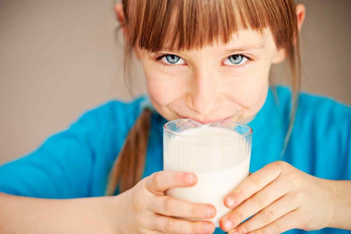 Чому маленьким дітям корисно пити молоко
