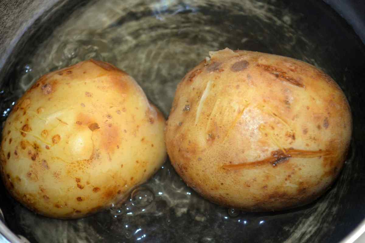 Як відварити картоплю в мундирі