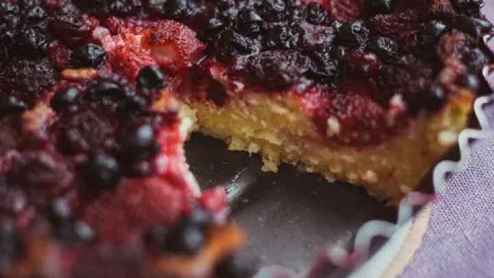 Вівсяно-творожний пиріг з ягодами