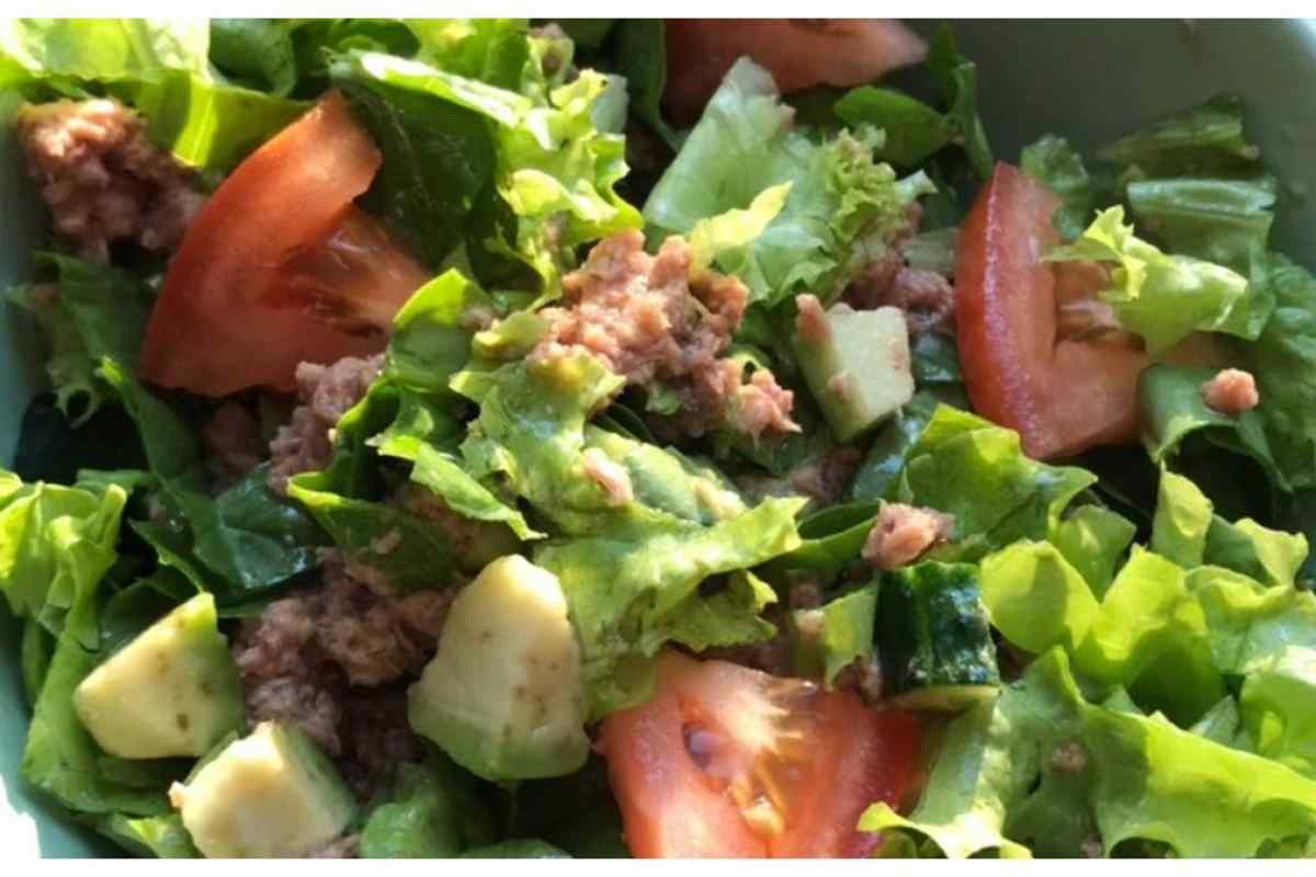 Як приготувати овочевий салат з тунцем