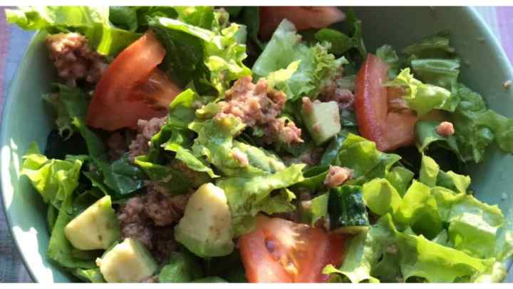 Як приготувати овочевий салат з тунцем