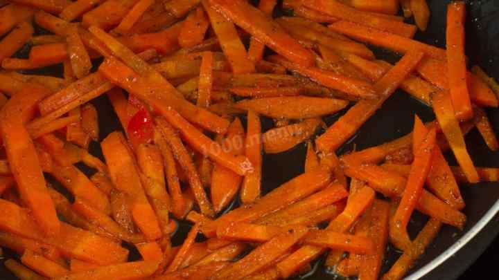Смажена морква з петрушкою в олії