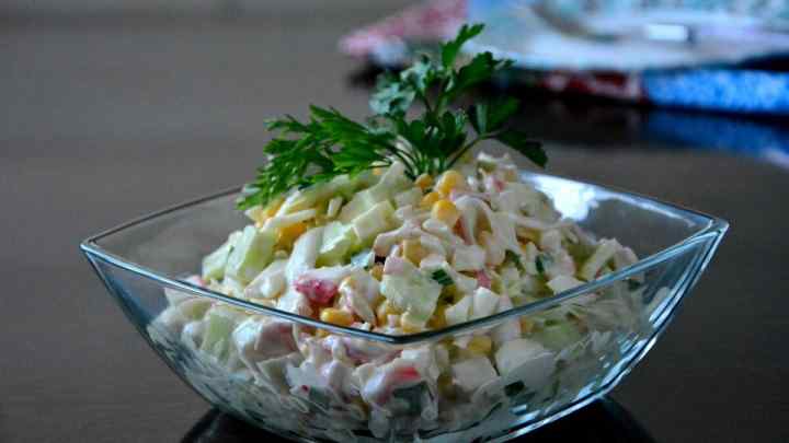 Популярний крабовий салат