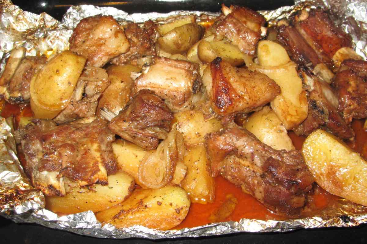 Смачні рецепти: свинина з картоплею в духовці