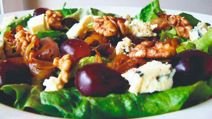 Пісні страви: салат з виноградом, салат 