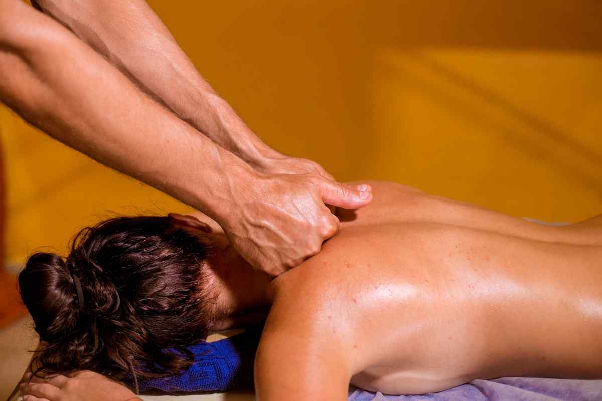 Як зробити банковий масаж у домашніх умовах
