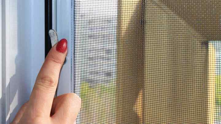 Як закріпити сітку від комарів на пластиковому вікні