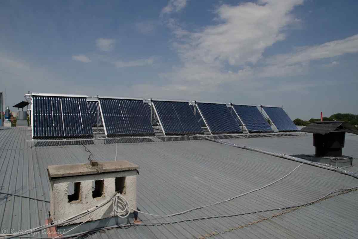 Чи окупаються сонячні батареї, встановлені на даху будинку