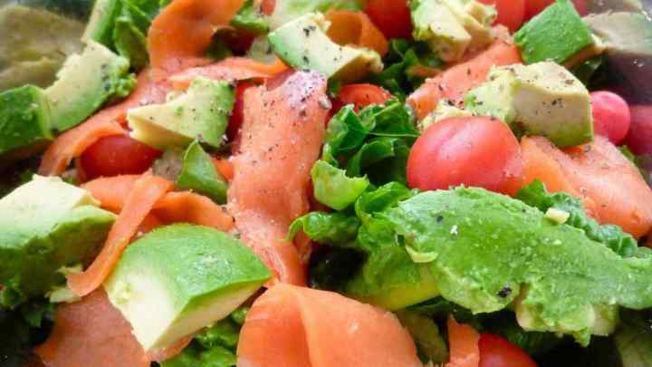 Рецепт салату зі слабосоленої форелі