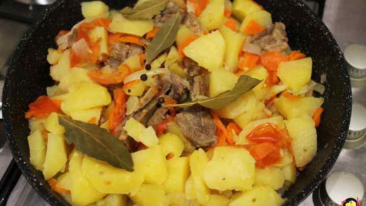 Як приготувати рагу овочеву з кабачків, картоплі та помідорів