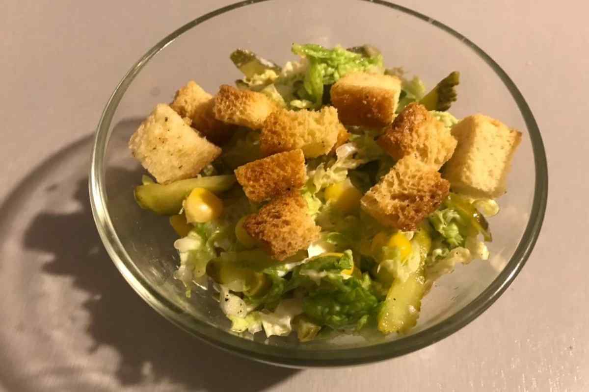 Рецепт салату з сухариками і кукурудзою