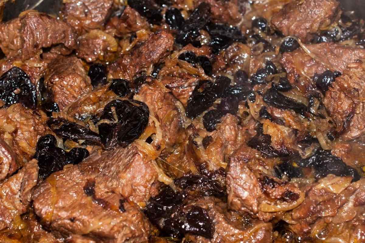 Як приготувати свинину з чорносливом і курагою?