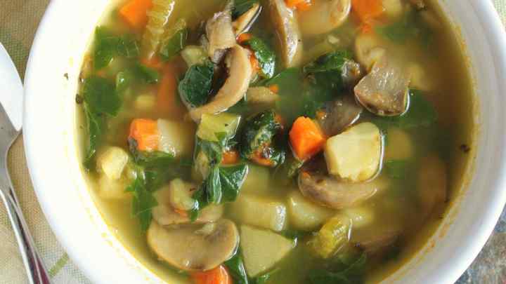 Як зробити грибний суп з овочевими пельмішками