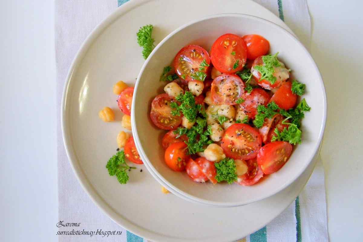 Як зробити салат з нуту, помідорів і тахіні