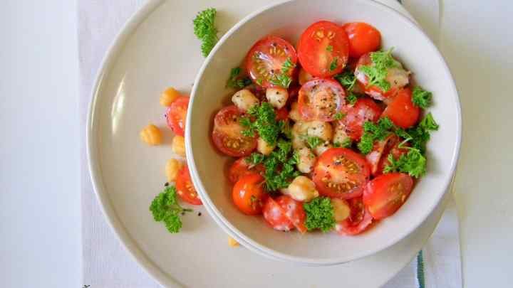 Як зробити салат з нуту, помідорів і тахіні