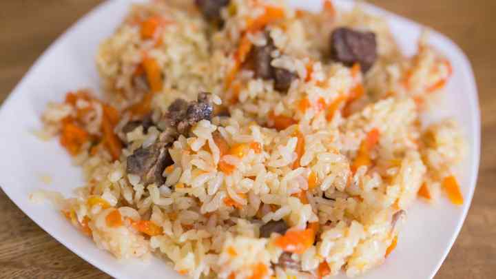 Рис, гасжений з м 'ясом і овочами