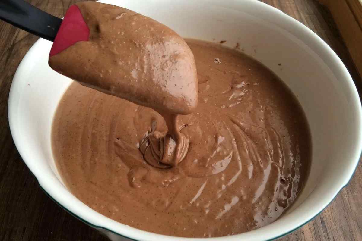 Як приготувати шоколадний пиріг без борошна з мигдальним кремом