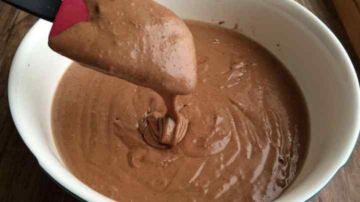 Як приготувати шоколадний пиріг без борошна з мигдальним кремом