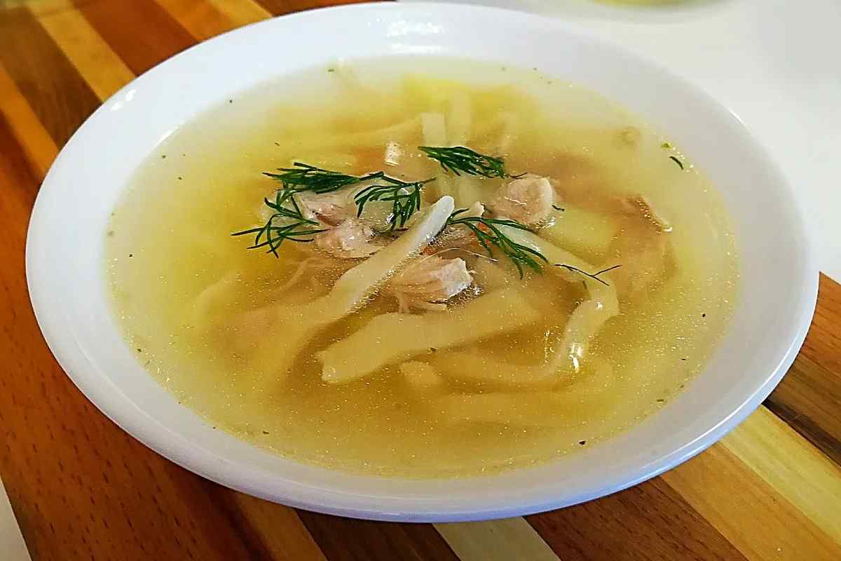 Як приготувати курячий суп з домашньою локшиною?