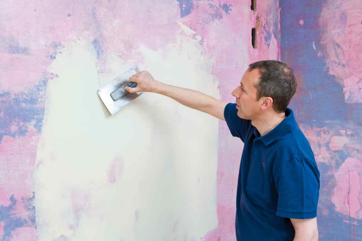 Як шпаклювати стіни під шпалери