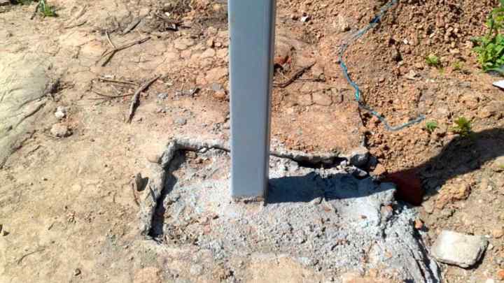 Як бетонувати стовпи для паркану