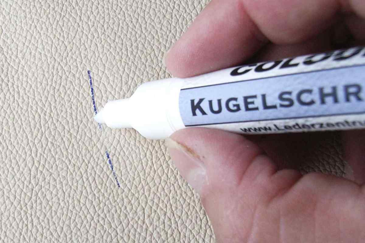 Як вивести чорнило ручки з шпалер