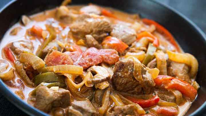 Як приготувати тушковане м 'ясо з овочами та грибами