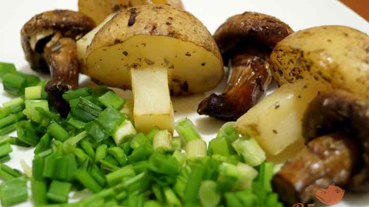 Як запекти картоплю з грибами