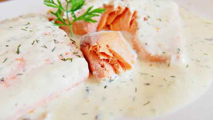 Як приготувати рибу під соусом з йогурту?