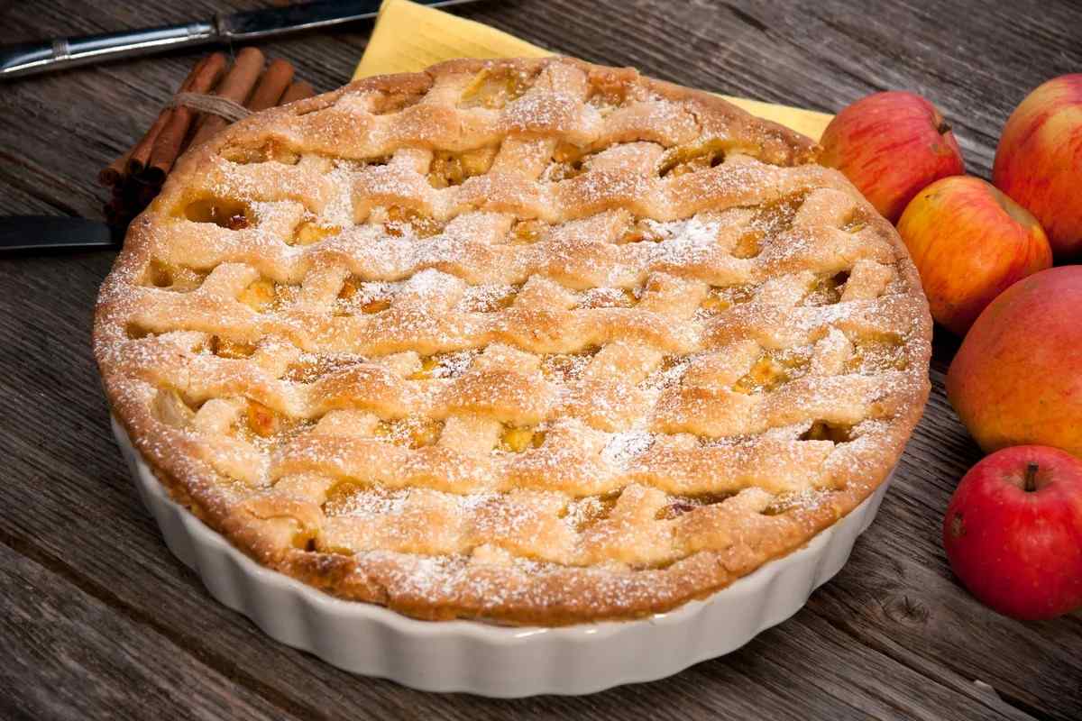 Простий рецепт яблучного пирога в духовці