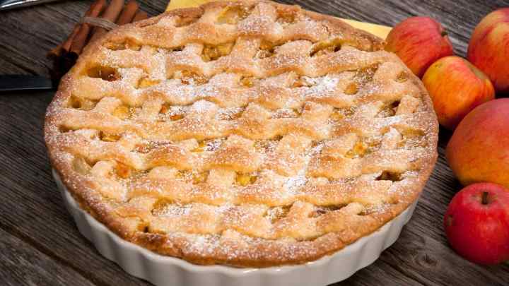 Простий рецепт яблучного пирога в духовці