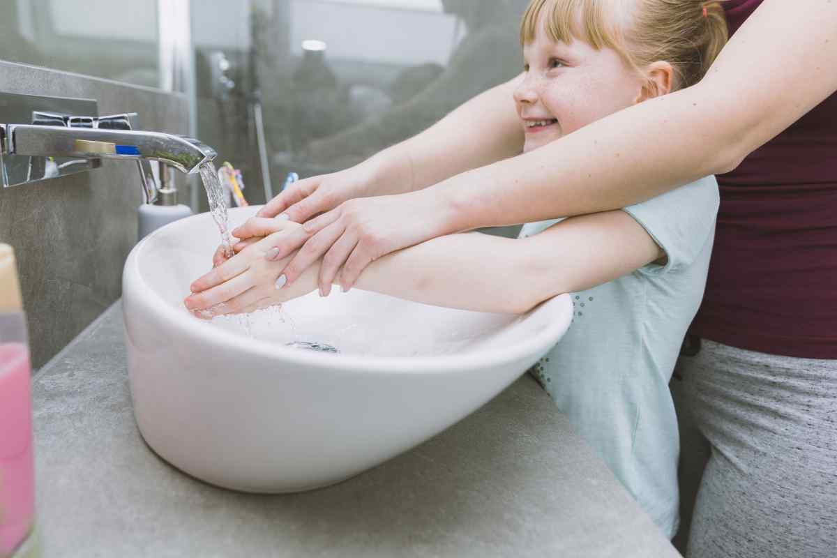 Як привчити дитину мити руки