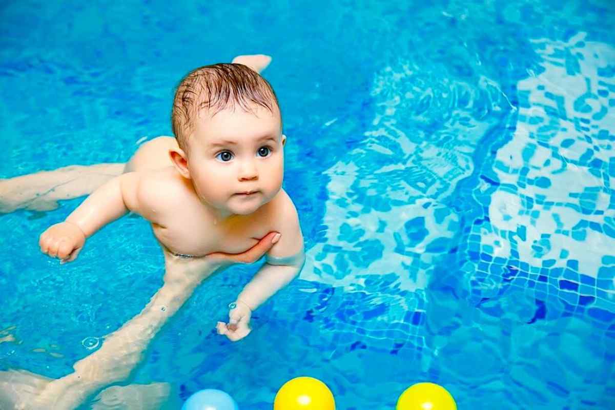 Як практикувати грудничкове плавання в басейні
