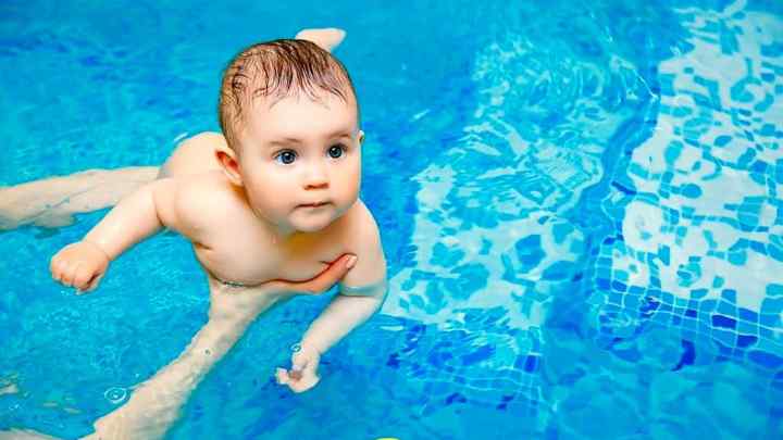 Як практикувати грудничкове плавання в басейні