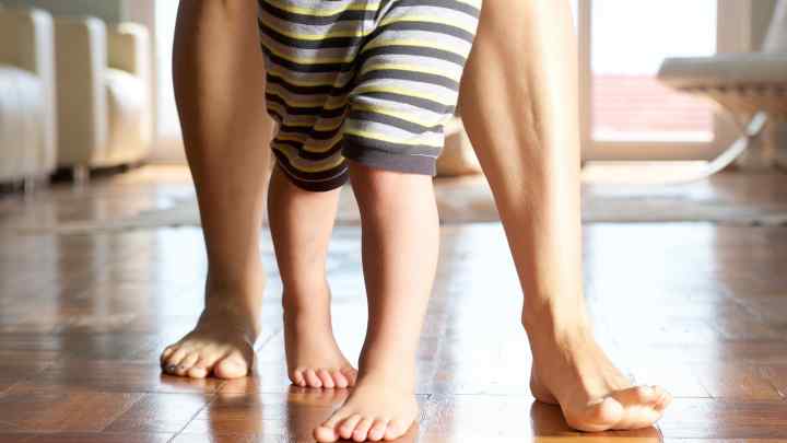 Що робити, якщо однорічна дитина косолапить на одну ногу