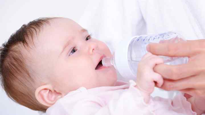 Як привчити дитину пити воду