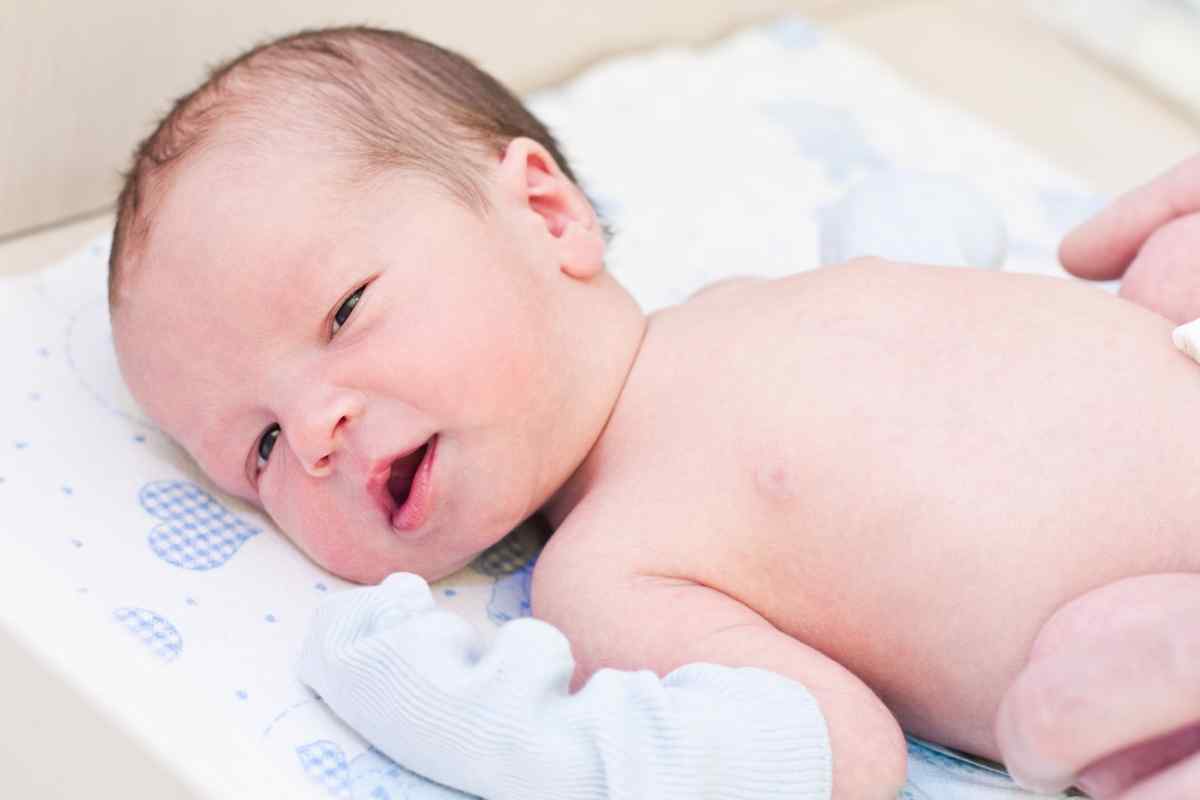 Як зупинити ікоту у новонародженого