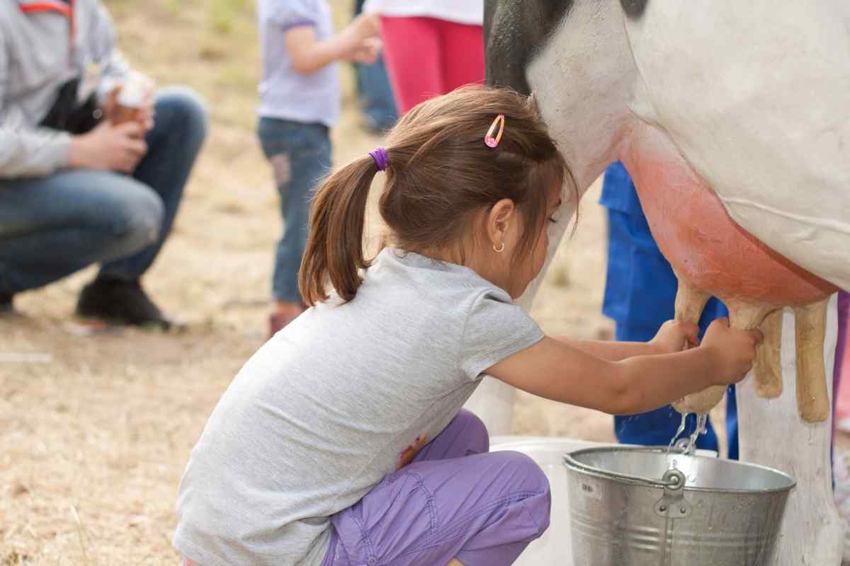 Чи потрібно дитині давати коров 'яче молоко