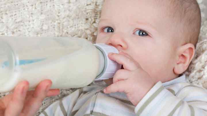 Скільки потрібно немовляті молока в день
