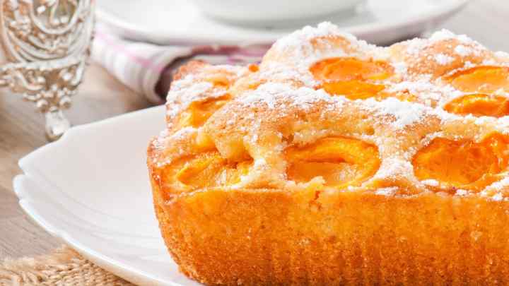 Як приготувати бісквітний пиріг з абрикосами