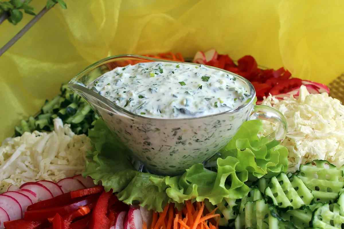 Огірковий салат у сметанному соусі