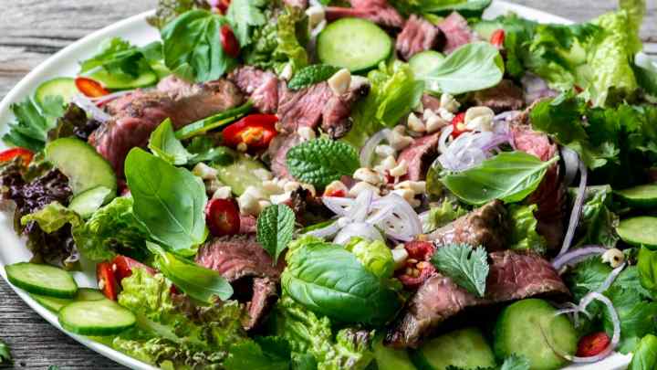 Азіатський салат з гострою яловичиною
