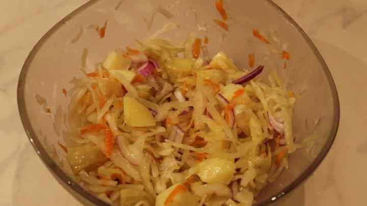 Які салати приготувати з квашеної капусти