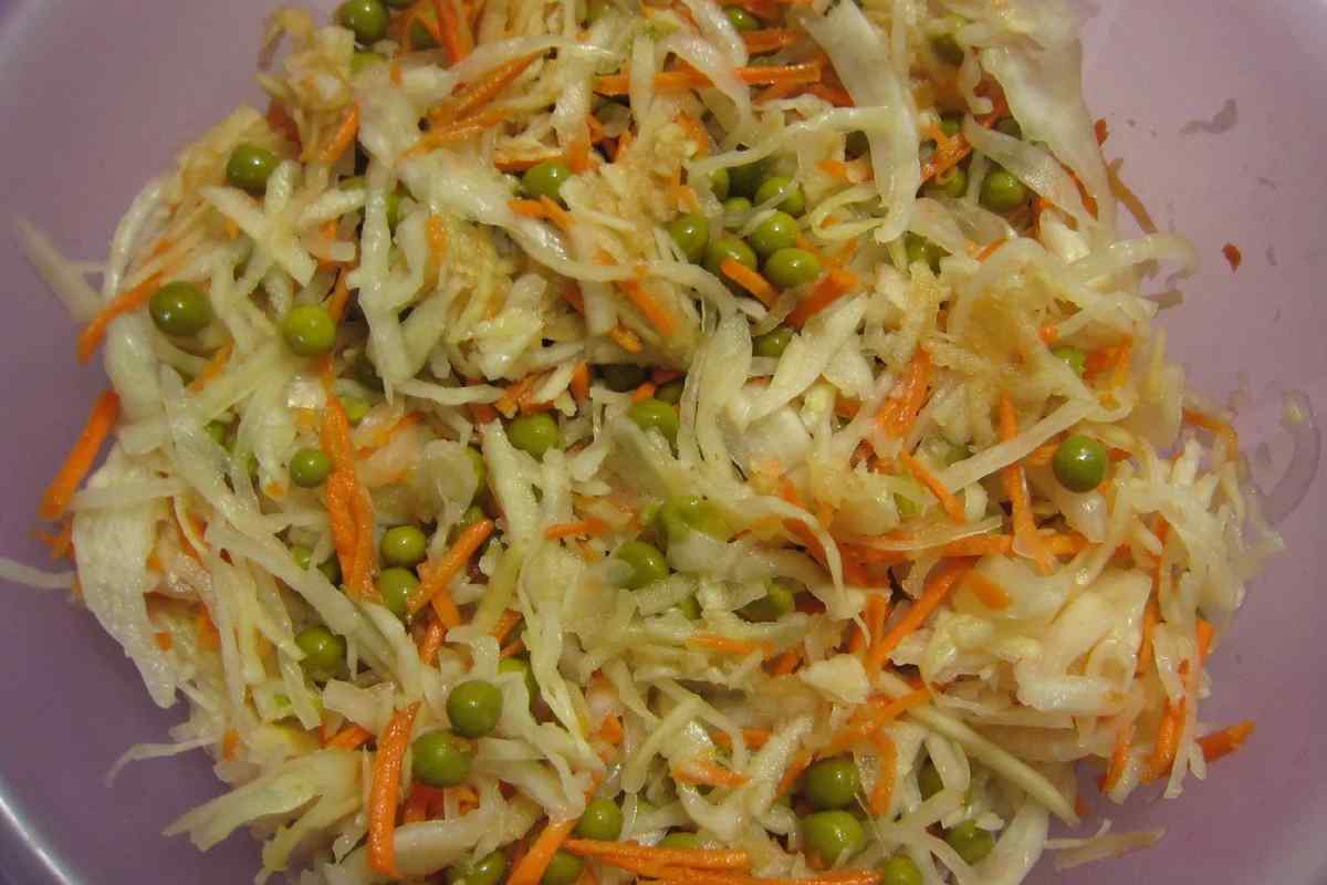 Простий салат з квашеною капустою