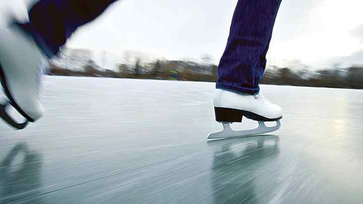 Як навчитися кататися на ковзанах заднім ходом
