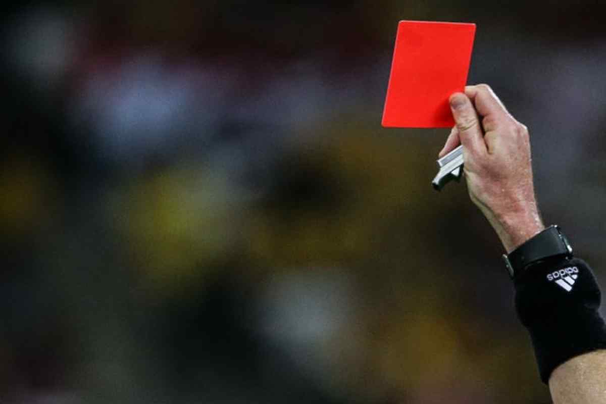Що означає червона картка у футболі?