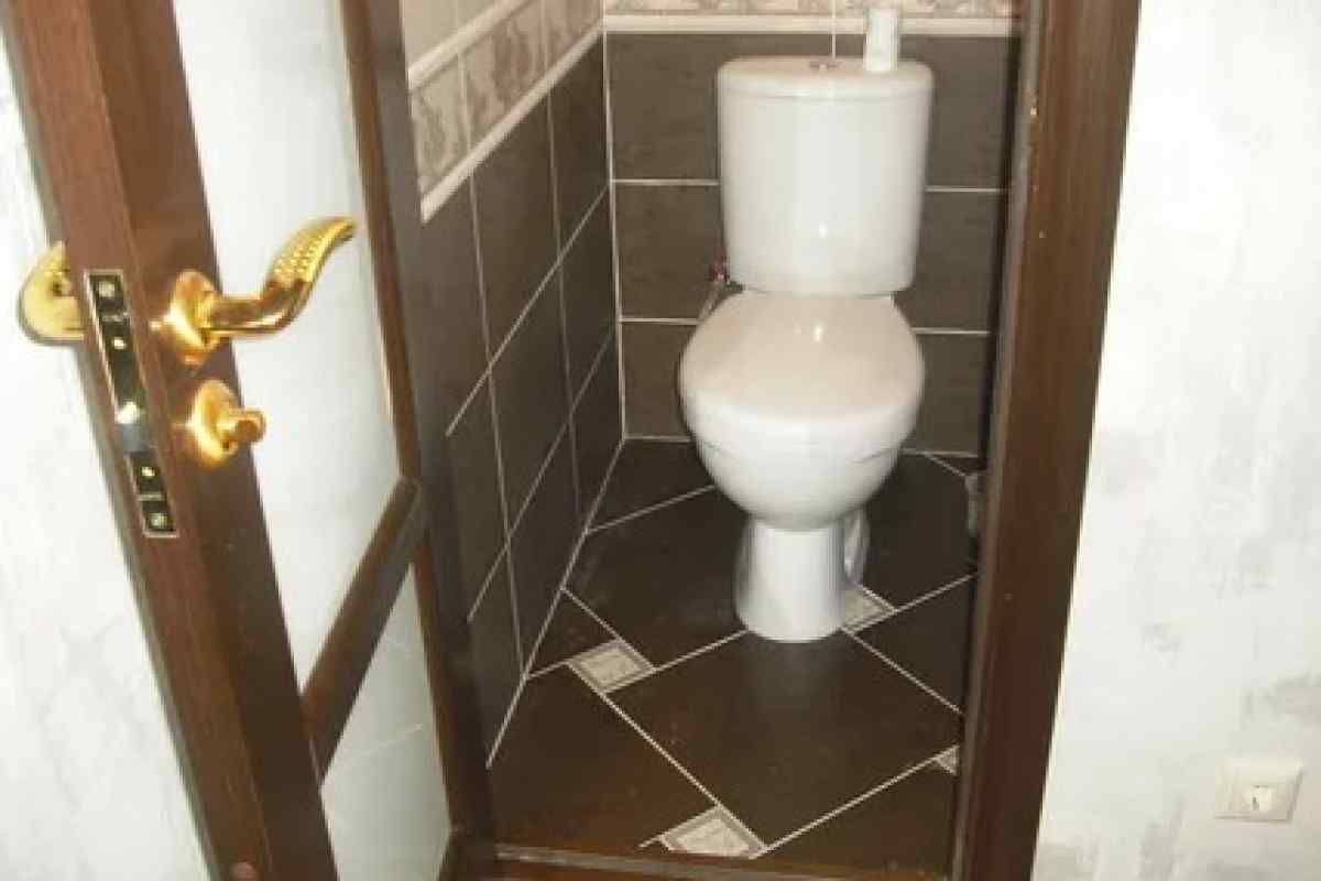 Як самостійно встановити двері у ванну і туалет